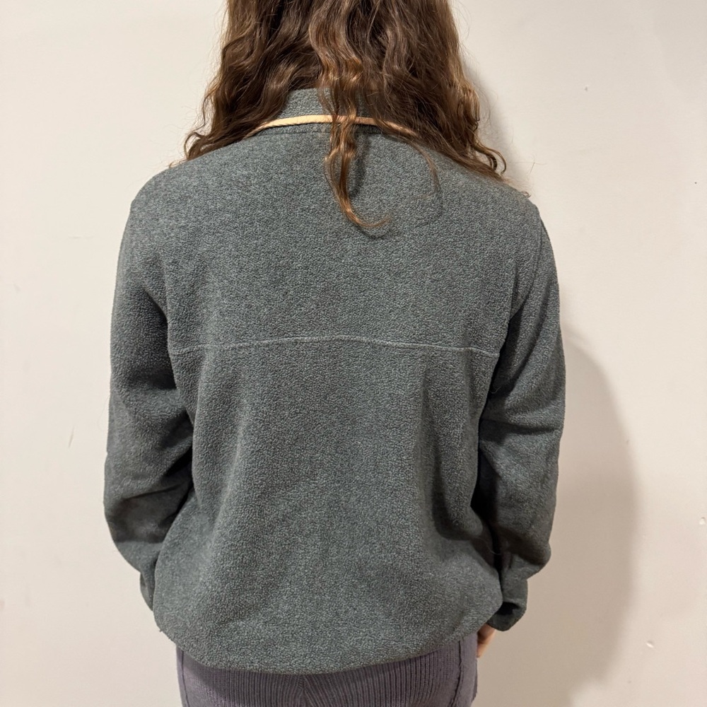 patagonia fleece pullover quarter button. size small. peach accents. grey fleece